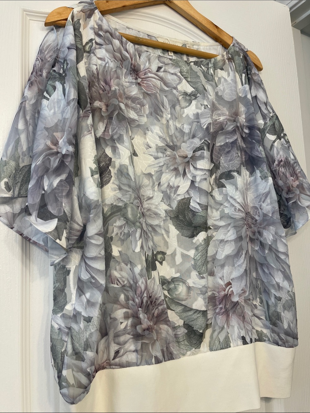 Ted Baker London Clove burnout blouse size 12 grey, white dahlia floral - Picture 3 of 8